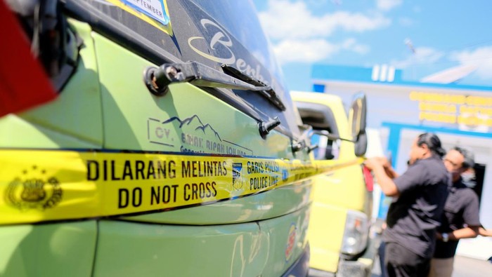 Wakapolres Blitar Kota Kompol Yoyok Dwi Purnomo (ketiga kiri) menunjukkan sejumlah barang bukti saat rilis di Mapolres Blitar Kota, Rabu (16/8/2023). Satreskrim Polres Blitar Kota berhasil mengamankan 1.020 liter BBM jenis solar bersubsidi dari tangan seorang tersangka yang diduga merupakan bagian dari sindikat yang diduga menjual solar tersebut di atas harga SPBU sebesar Rp8.500 per liter atau berbeda Rp1.700 dari harga seharusnya Rp6.800 per liter. ANTARA FOTO/Irfan Anshori/aww.