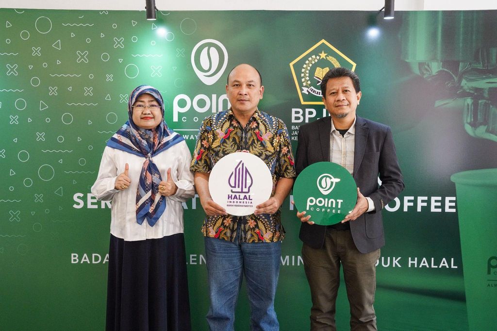 Penyerahan sertifikat halal kepada Point Coffee oleh BPJPH.