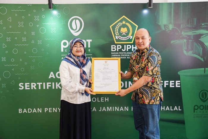 Penyerahan sertifikat halal kepada Point Coffee oleh BPJPH.