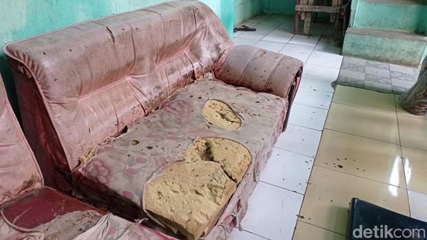 Permukiman Kampung Gunung Jambe Tasikmalaya diserang lalat dan debu.