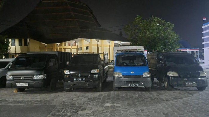 Polda Kalteng amankan 4mobil pikap yang mmbawa BBM bersubsidi.