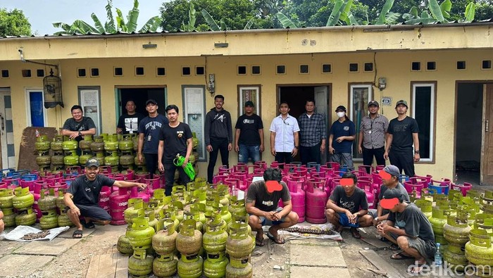 Polda Metro Jaya menggerebek gudang gas oplosan di Depok dan Tangerang Selatan.