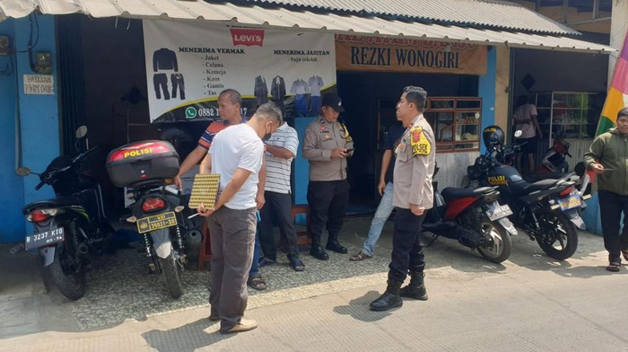 Polisi cek TKP pria dibegal di Bogor