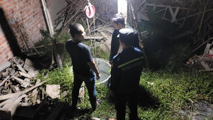 Polisi evakuasi pria gantung diri di The Hok, Kota Jambi.