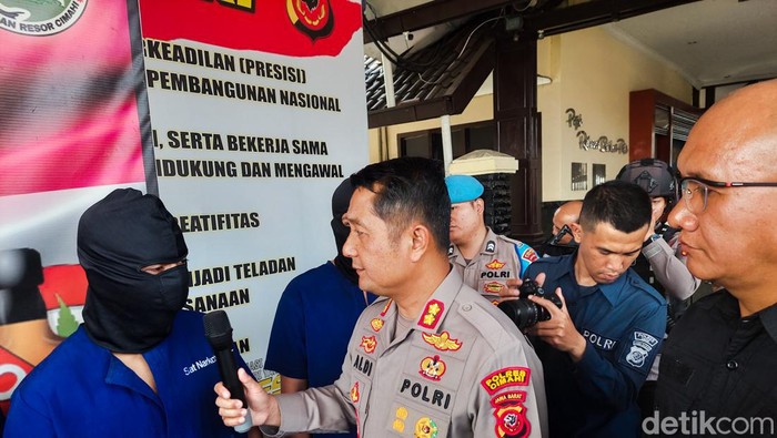 Polisi Interogasi Tersangka Pengedar Obat Terlarang ke Anak Sekolah