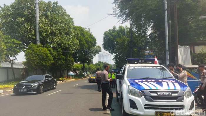 Polisi meningkatkan penjagaan di Jl KH Abdullah Syafei usai keributan antara YouTuber dengan massa ojol di Tebet.