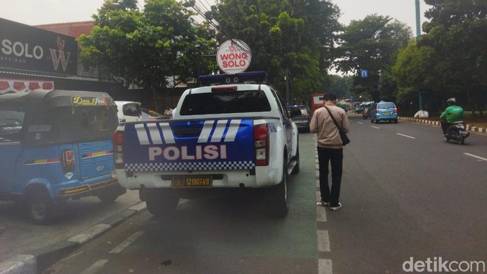 Polisi meningkatkan penjagaan di Jl KH Abdullah Syafei usai keributan antara YouTuber dengan massa ojol di Tebet.
