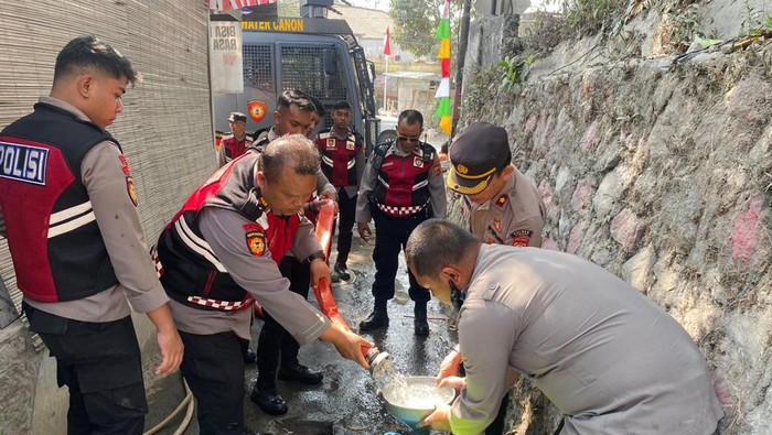 Polisi menyalurkan air bersih untuk warga di Ciburuy, Bandung Barat