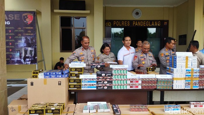 Polisi sita ribuan bungkus rokok ilegal di Pandeglang.