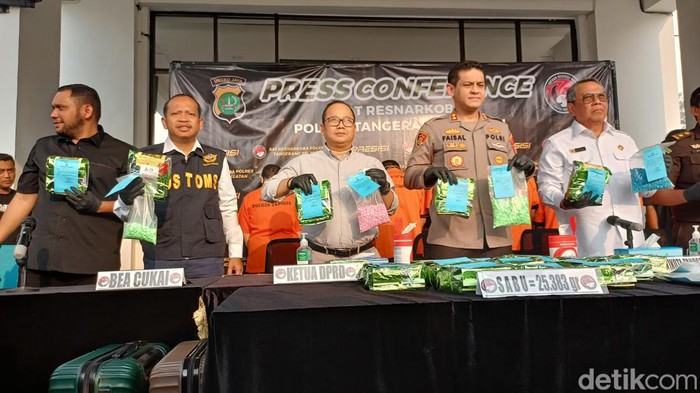 Polres Tangsel membongkar penyelundupan narkoba senilai Rp 10 miliar.