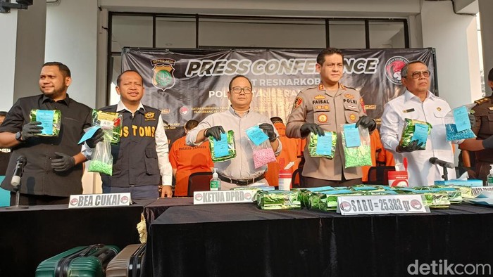 Polres Tangsel mengungkap kasus peredaran narkoba sabu hingga ekstasi senilai Rp 10 M. Walkot Tangsel Benyamin Davnie mengapresiasi kinerja Polres Tangsel. (Adrial A/detikcom)