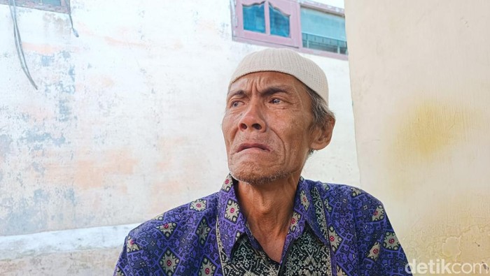 Poniran saat menceritakan peristiwa yang dialami anaknya Junaidi. (Golkas Wisely/detikSumut)