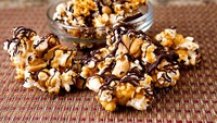Salted Caramel Popcorn banyak dijual di berbagai tempat. Tetapi bagaimana jika dipadukan juga dengan cokelat seperti yang satu ini? Berani coba? Foto: gmpopcorn