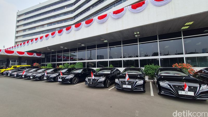 Mobil Toyota Crown kendaraan dinas pejabar negara terparkir di Halaman Gedung DPR RI, Jakarta, Rabu (16/8/2023). Pejabat negara di pemerintahan Jokowi periode 2019-2024 memakai mobil dinas jenis Toyota Crown Hybrid.