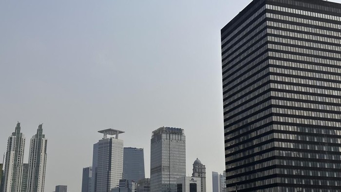 Tak Ada Langit Biru di Jakarta, Begini Efek Buruk Polusi dan Sinar UV ke Kulit