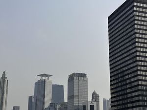 Tak Ada Langit Biru di Jakarta, Begini Efek Buruk Polusi dan Sinar UV ke Kulit