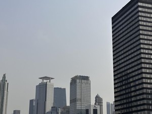 Tak Ada Langit Biru di Jakarta, Begini Efek Buruk Polusi dan Sinar UV ke Kulit