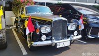 Dia datang menggunakan mobil klasik Bentley S3 berplat RI 5.  