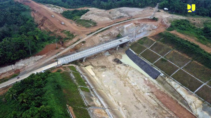 Kementerian PUPR mengebut penyelesaian konstruksi Jalan Tol Serang-Panimbang di Provinsi Banten. Proyek ini ditargetkan rampung pada 2024 mendatang.