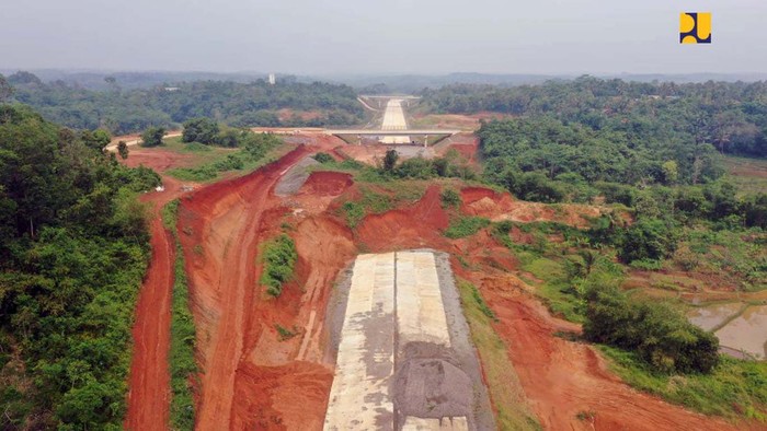 Kementerian PUPR mengebut penyelesaian konstruksi Jalan Tol Serang-Panimbang di Provinsi Banten. Proyek ini ditargetkan rampung pada 2024 mendatang.