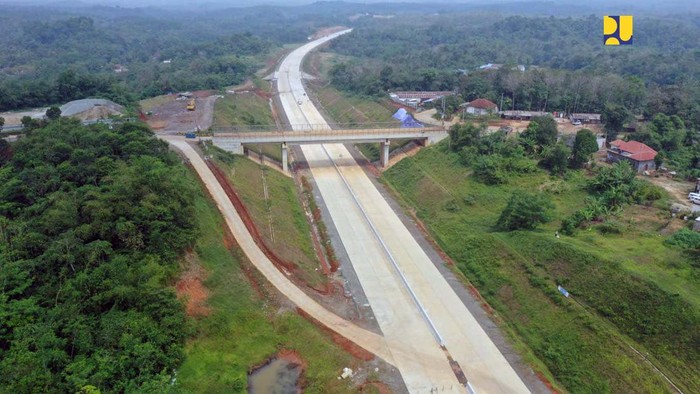 Kementerian PUPR mengebut penyelesaian konstruksi Jalan Tol Serang-Panimbang di Provinsi Banten. Proyek ini ditargetkan rampung pada 2024 mendatang.