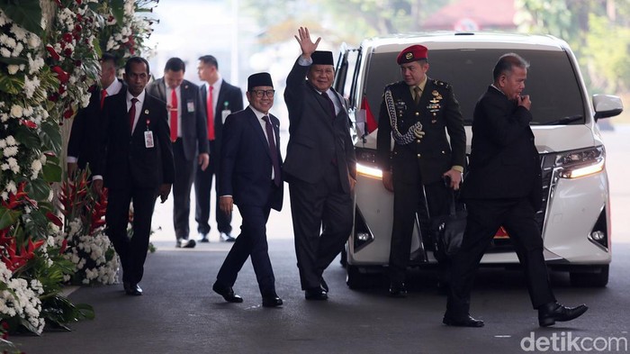 Prabowo-Cak Imin Kompak Pakai Setelan Jas di Sidang Tahunan MPR Menteri Pertahanan (Menhan) Prabowo Subianto dan Wakil Ketua DPR Muhaimin Iskandar atau Cak Imin tiba bersama di Gedung DPR jelang Sidang Tahunan 2023. Mereka juga kompak memakai setelan jas di acara tersebut.