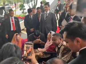 Prabowo Antar dan Cium Tangan Istri Gus Dur Usai Sidang Tahunan