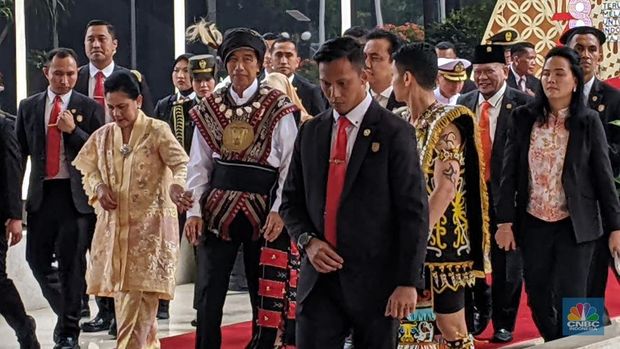 Presiden Joko Widodo dan Iriana Jokowi di gedung DPR/MPR setelah penyampaian pidato kenegaraan di Sidang Tahunan MPR. Jokowi mengenakan baju adat. (CNBC Indonesia/Mentari Puspadini)