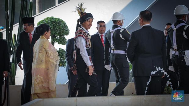 Presiden Joko Widodo (Jokowi) Jokowi tiba di gedung DPR/MPR menjelang penyampaian pidato kenegaraan di Sidang Tahunan MPR. Jokowi mengenakan baju adat. (CNBC Indonesia/Faisal Rahman)
