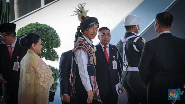 Presiden Joko Widodo (Jokowi) Jokowi tiba di gedung DPR/MPR menjelang penyampaian pidato kenegaraan di Sidang Tahunan MPR. Jokowi mengenakan baju adat. (CNBC Indonesia/Faisal Rahman)