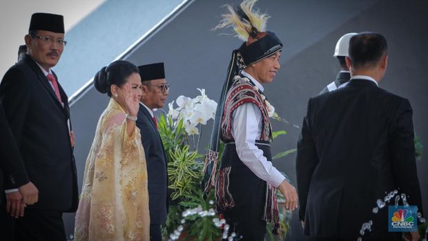 Presiden Joko Widodo (Jokowi) Jokowi tiba di gedung DPR/MPR menjelang penyampaian pidato kenegaraan di Sidang Tahunan MPR. Jokowi mengenakan baju adat. (CNBC Indonesia/Faisal Rahman)