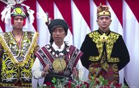 Sejarah Dan Filosofi Tenun Ikat Di Baju Adat Tanimbar Yang Dipakai Jokowi