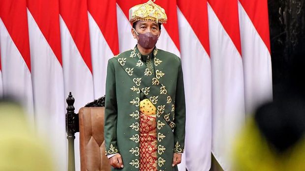 Presiden Jokowi mengenakan baju Paksian yang merupakan pakaian adat dari Bangka Belitung. (Dok: Biro Pers)