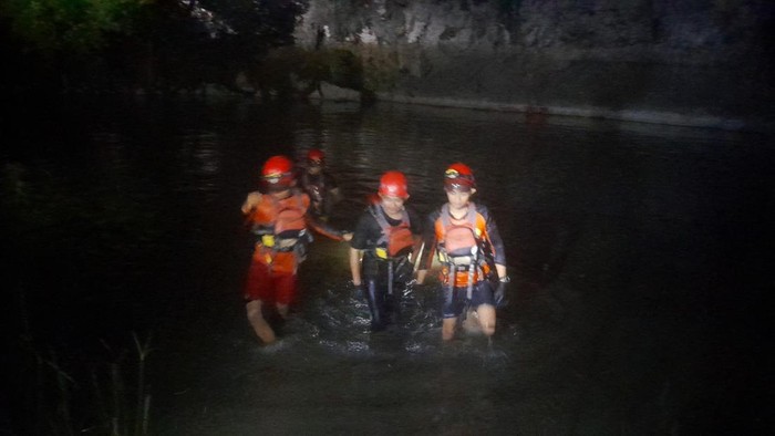 Pria yang terjebak di tebing di tempat wisata Aceh Besar diselamatkan tim SAR. (Foto: Istimewa)
