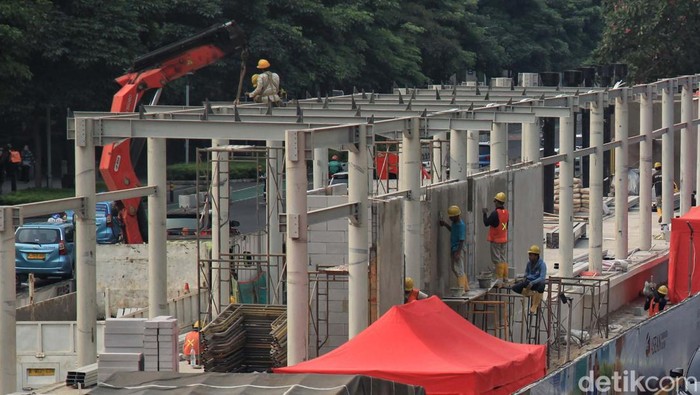 Progres Terkini Revitalisasi Halte Bus Transjakarta di Jalan Sudirman Halte bus Transjakarta Bundaran Senayan dan halte bus TransJakarta Karet di Jl Jenderal Sudirman, Jakarta, tengah direvitalisasi. Begini progresnya.