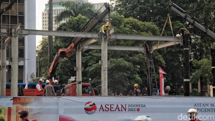 Progres Terkini Revitalisasi Halte Bus Transjakarta di Jalan Sudirman Halte bus Transjakarta Bundaran Senayan dan halte bus TransJakarta Karet di Jl Jenderal Sudirman, Jakarta, tengah direvitalisasi. Begini progresnya.