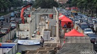 Para pekerja melakukan aktivitas konstruksi pada proyek revitalisasi halte bus Transjakarta Bundaran Senayan, dan halte bus TransJakarta Karet, di Jl Jenderal Sudirman, Jakarta, Rabu (16/8/2023).  