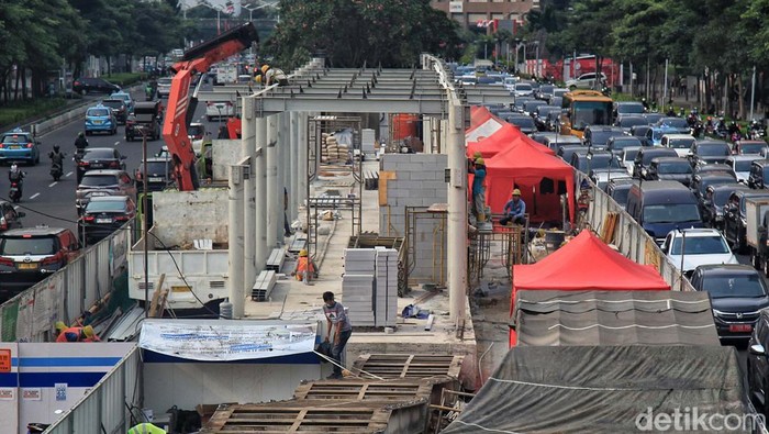 Progres Terkini Revitalisasi Halte Bus Transjakarta di Jalan Sudirman Halte bus Transjakarta Bundaran Senayan dan halte bus TransJakarta Karet di Jl Jenderal Sudirman, Jakarta, tengah direvitalisasi. Begini progresnya.