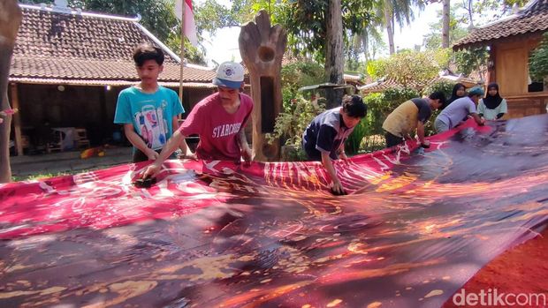 Proses pembuatan batik garuda raksasa di Sembung Batik, Lendah, Kulon Progo, DIY, Rabu (16/8/2023).
