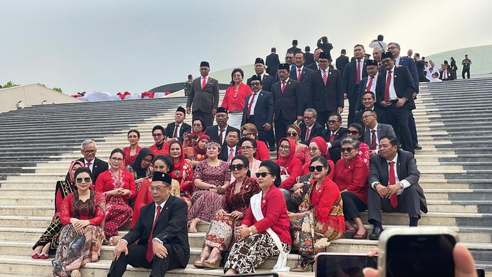 Puan foto bersama anggota DPR F-PDIP