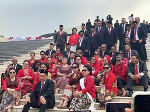 Momen Puan Berfoto Bersama Anggota DPR F-PDIP Usai Sidang Tahunan