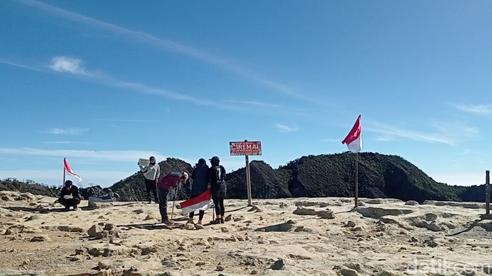 Puncak Gunung Ciremai.