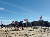 Ratusan Pendaki Berburu Ritual 17 Agustusan di Puncak Ciremai