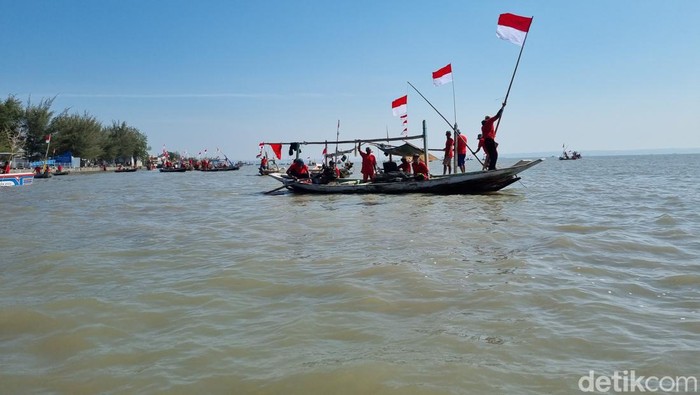 Ratusan nelayan upacara dengan menggunakan 78 perahu di Kenjeran, Surabaya