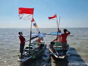 Sambut HUT RI, 78 Perahu dan Ratusan Nelayan Upacara di Atas Perahu