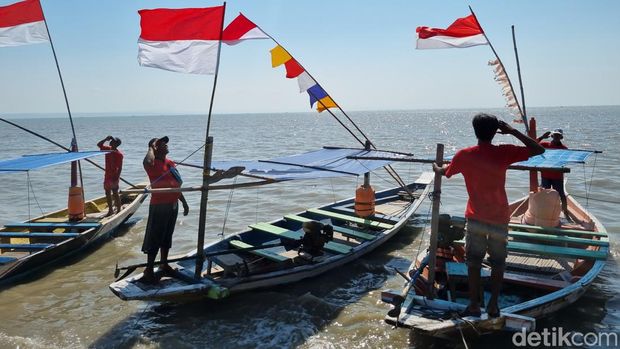 Ratusan nelayan upacara dengan menggunakan 78 perahu di Kenjeran, Surabaya
