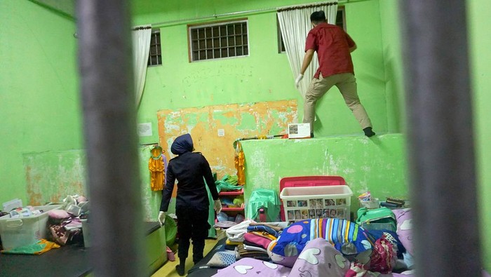Razia Lapas Perempuan Gorontalo Petugas menggeledah warga binaan pemasyarakatan (WBP) saat razia di Lembaga Pemasyarakatan (Lapas) Perempuan Kelas III UPT Kanwil Kemenkumham Gorontalo, Kabupaten Gorontalo, Gorontalo, Selasa (15/8/2023). Petugas gabungan dari Lapas, Divisi Pemasyarakatan, Badan Narkotika Nasional Kabupaten (BNNK) Gorontalo, TNI dan Polri merazia barang terlarang serta narkoba yang dirangkaikan dengan tes urine bagi warga binaan kasus narkoba. ANTARA FOTO/Adiwinata Solihin/rwa.