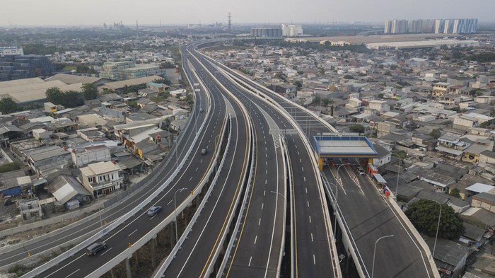 Foto udara sejumlah kendaraan melintas  di Tol Cibitung-Cilincing seksi 4 di Jakarta Utara, Rabu (16/8/2023). PT Cibitung Tanjung Priok Port Tollways (PT CTP) akan memberlakukan tarif di Jalan Tol Cibitung-Cilincing seksi 4 yang memiliki panjang 7,285 km sesuai Keputusan Menteri PUPR, SK Nomor : 800/KPTS/M/202 dan untuk saat ini Jalan Tol Cibitung-Cilincing dari seksi 1 sampai dengan 4 telah beroperasi penuh, dan khusus dalam rangka HUT ke-78 Kemerdekaan RI  diberikan diskon 15 persen hingga 52 persen dari tanggal 19 Agustus -19 September 2023. ANTARA FOTO/ Fakhri Hermansyah/foc.