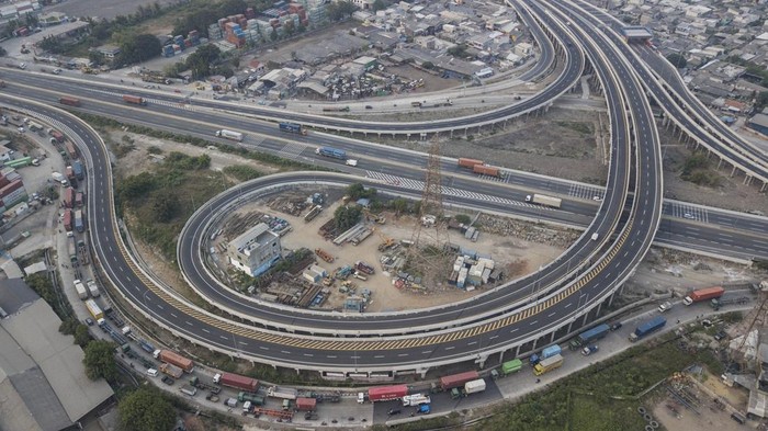 Foto udara sejumlah kendaraan melintas  di Tol Cibitung-Cilincing seksi 4 di Jakarta Utara, Rabu (16/8/2023). PT Cibitung Tanjung Priok Port Tollways (PT CTP) akan memberlakukan tarif di Jalan Tol Cibitung-Cilincing seksi 4 yang memiliki panjang 7,285 km sesuai Keputusan Menteri PUPR, SK Nomor : 800/KPTS/M/202 dan untuk saat ini Jalan Tol Cibitung-Cilincing dari seksi 1 sampai dengan 4 telah beroperasi penuh, dan khusus dalam rangka HUT ke-78 Kemerdekaan RI  diberikan diskon 15 persen hingga 52 persen dari tanggal 19 Agustus -19 September 2023. ANTARA FOTO/ Fakhri Hermansyah/foc.