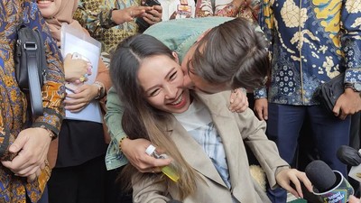 Sepakat Damai, Rendy Kjaernett Cium Lady Nayoan
